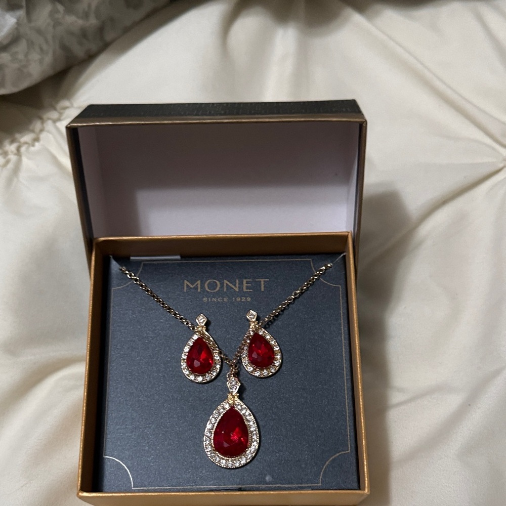Monet Red and Gold Necklace Set